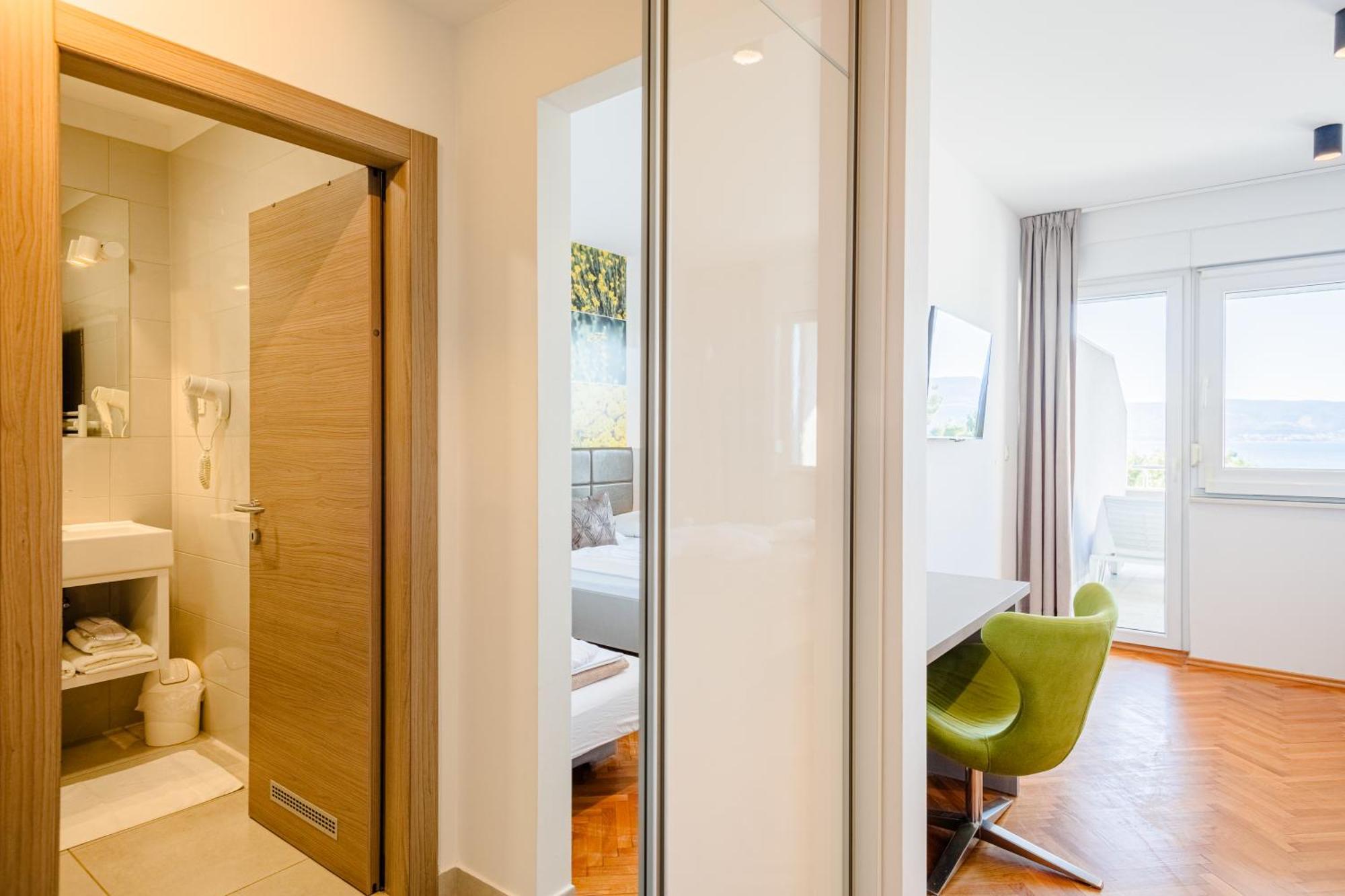 Rogac Rooms & Restaurant Омиш Экстерьер фото