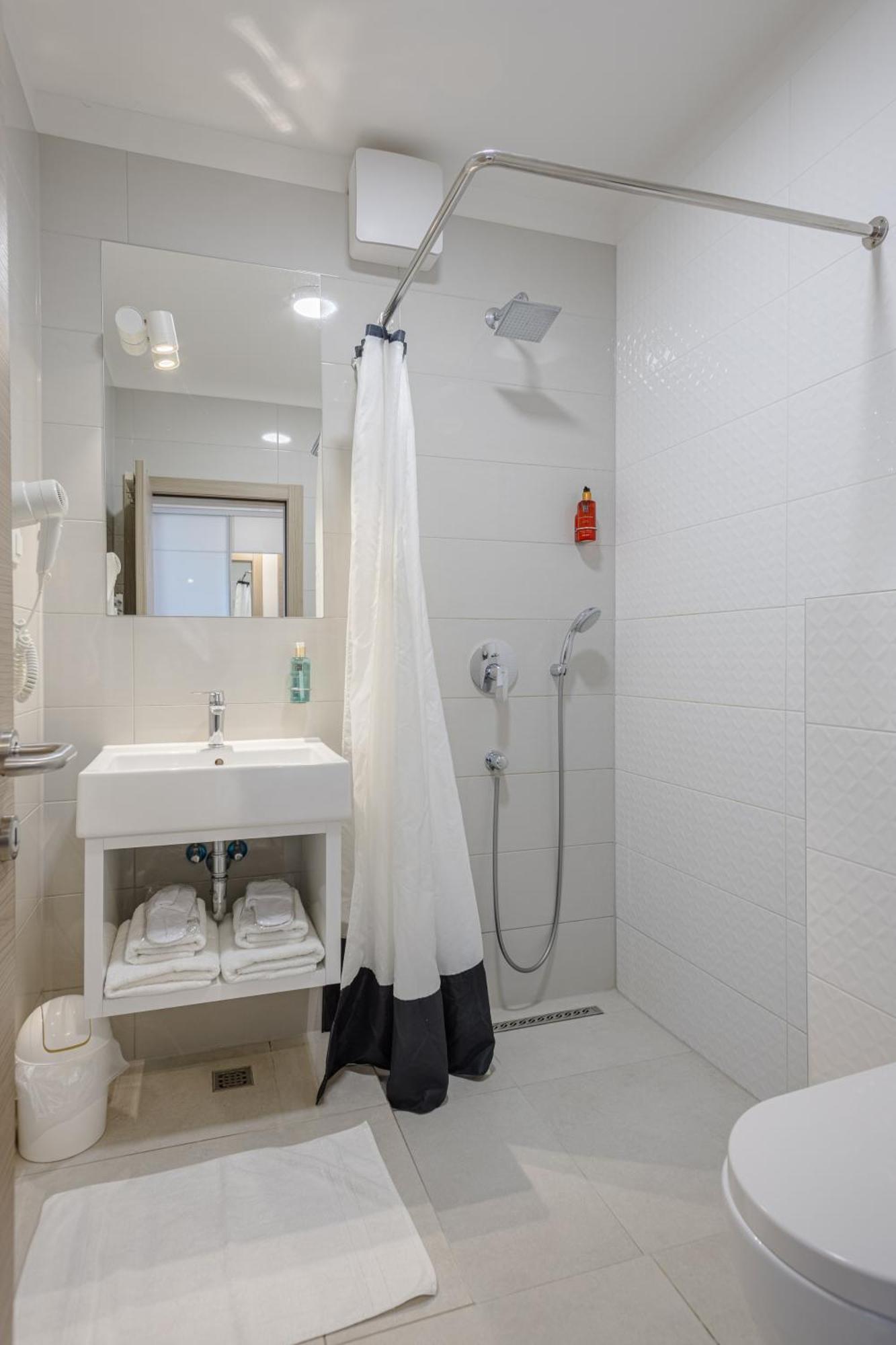 Rogac Rooms & Restaurant Омиш Экстерьер фото