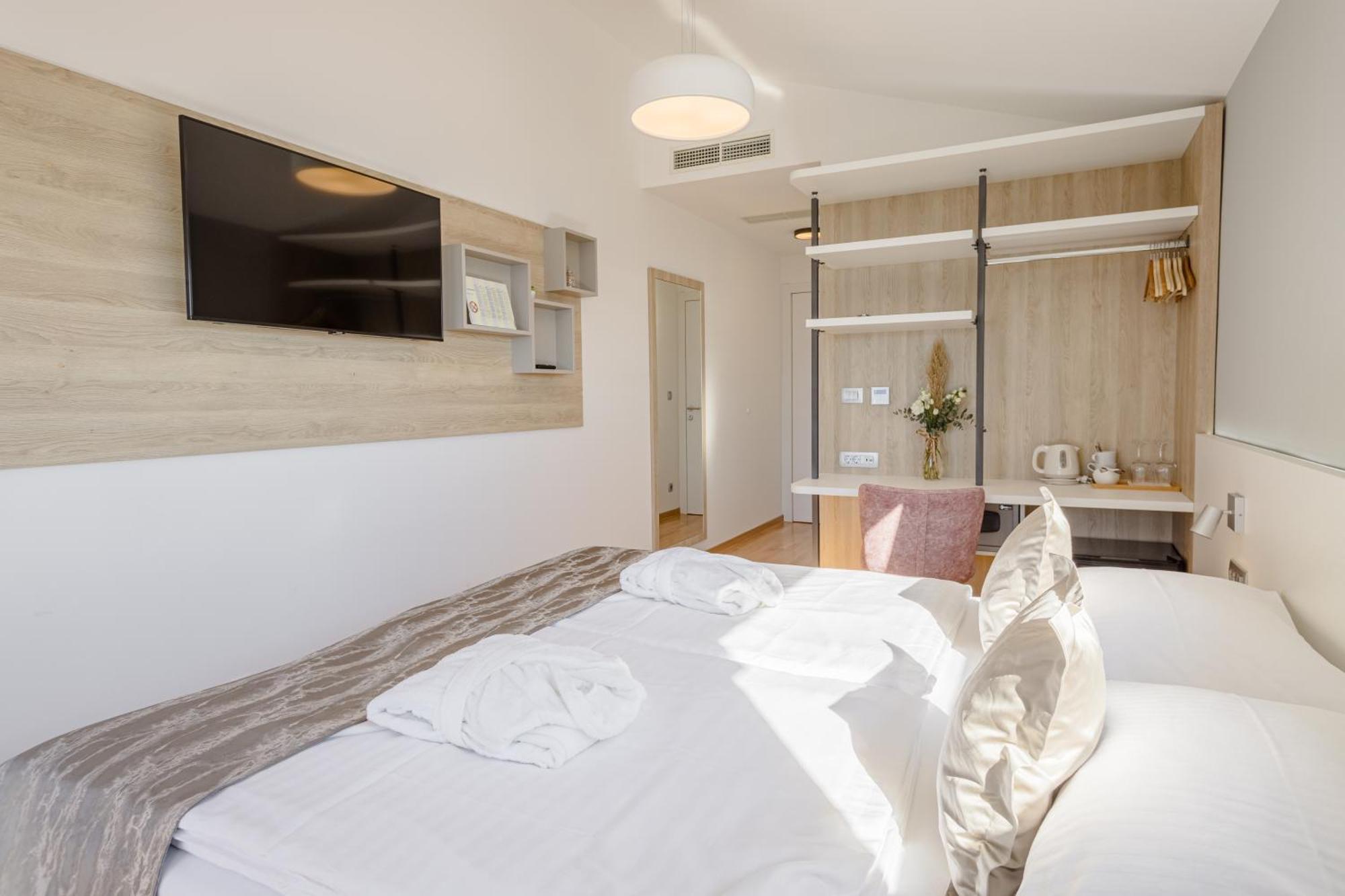 Rogac Rooms & Restaurant Омиш Экстерьер фото