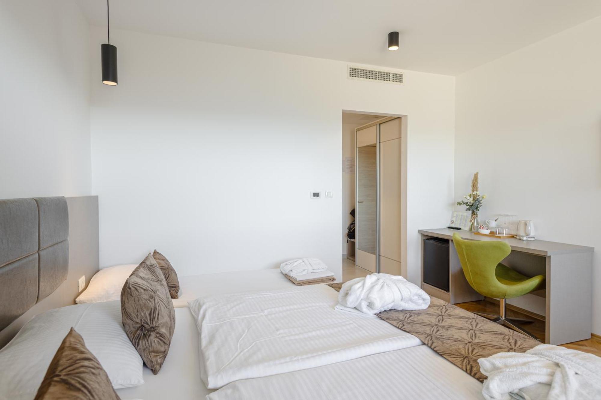 Rogac Rooms & Restaurant Омиш Экстерьер фото